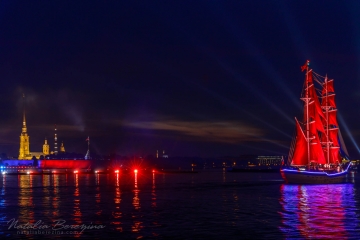 fireworks,-laser-show,-night-time,-Scarlet-Sails,-boat