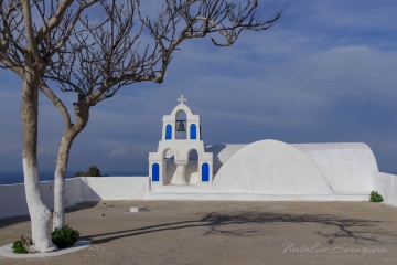 Santorini-(Thira),-Cyclades,-Greece,-cityscape,-sunlight,-church