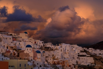 Santorini-(Thira),-Cyclades,-Greece,-cityscape,-cloud,-chapel,-gold